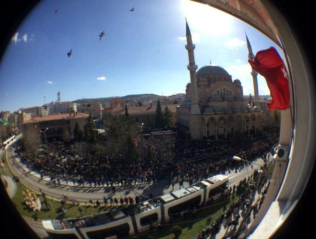 Şehidin Annesi, Eşi Ve Kız &Ccedil;ocukları Tabutunu &Ouml;pmeye Doyamadı