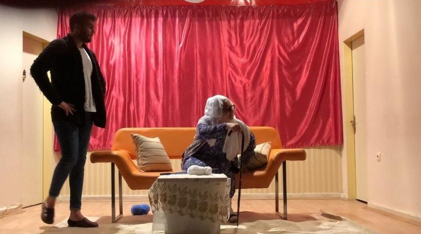 &ldquo;o Neydi Gı&rdquo; Adlı Tiyatro Oyunu Ak&ccedil;adağ&rsquo;da Sahnelendi