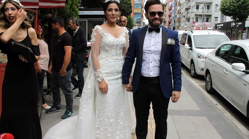 Gelin Ve Damat D&uuml;ğ&uuml;nden &Ouml;nce Sandık Başına Gitti