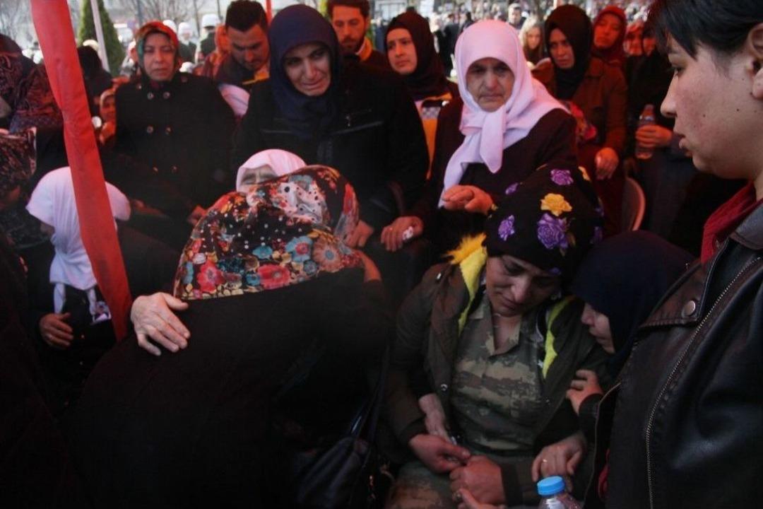 Afrin Şehidini Eşi &Uuml;niformasıyla Uğurladı