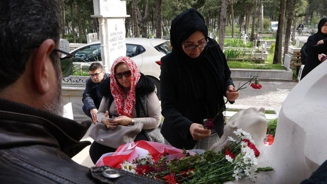 &Ouml;zgecan Aslan, &Ouml;l&uuml;m&uuml;n&uuml;n 3. Yılında Mezarı Başında Anıldı