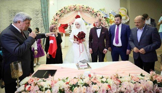 Evlenen Çiftlere Önce Kitap Seti, Sonra Nikah Defteri