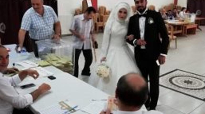 Tosya&rsquo;da Yeni Evli &Ccedil;ift Gelinlik Ve Damatlıkla Oy Kullandı