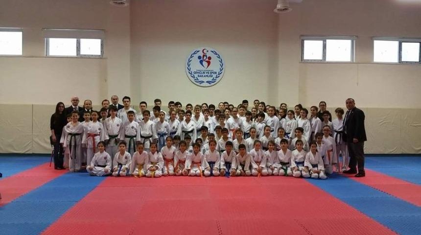 Eskişehirli &Ouml;ğrencilerin Karate M&uuml;cadelesi