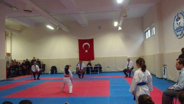 Eskişehirli Öğrencilerin Karate Mücadelesi