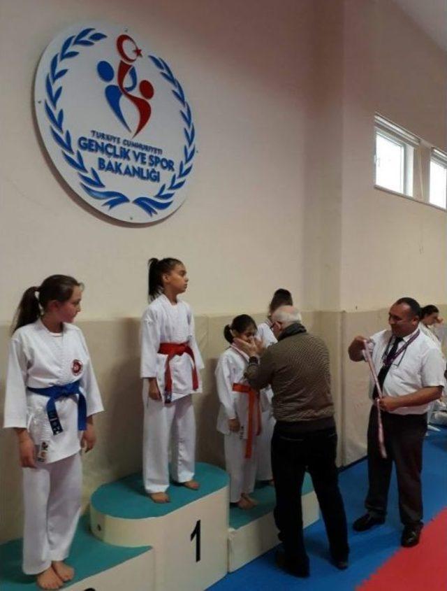 Eskişehirli Öğrencilerin Karate Mücadelesi