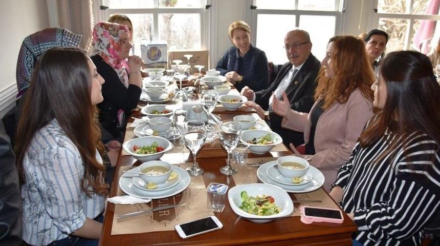 Başkan Albayrak Yunanistan İske&ccedil;e T&uuml;rk Birliği Kadın Kolları &Uuml;yeleriyle Buluştu