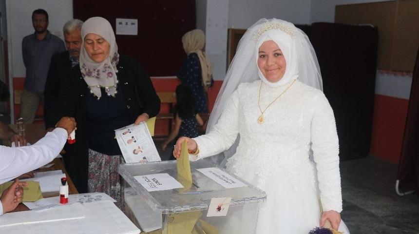 İlk İmzayı Seçmen Kağıdına Attılar