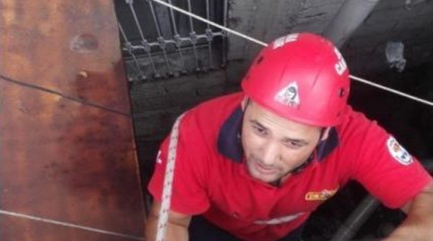 Havalandırma Boşluğuna D&uuml;şen Kediyi Can-kur Kurtardı