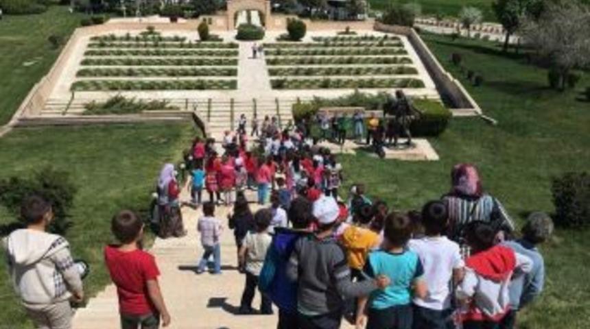 Afyonkarahisar Gebeceler İlkokulu &Ouml;ğrencileri, Dumlupınar Şehitliği&rsquo;nde