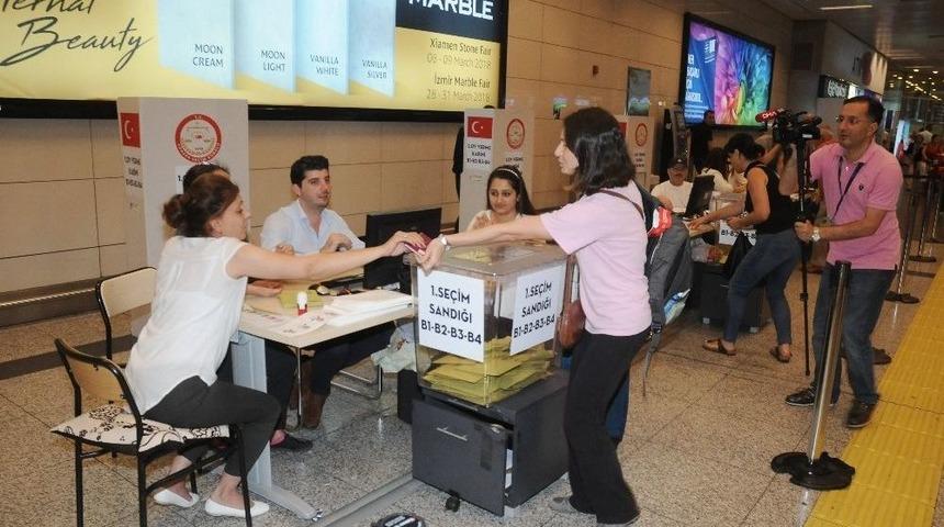 Atatürk Havalimanı’nda Oy Kullanma Yarışı