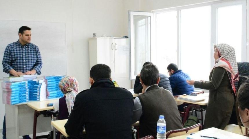 İpekyolu Belediyesinden Kursiyerlere Kitap Desteği