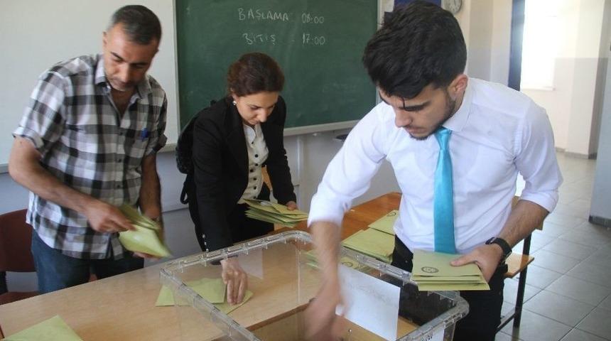 Elazığ’da Sandıklar Açılmaya Başlandı