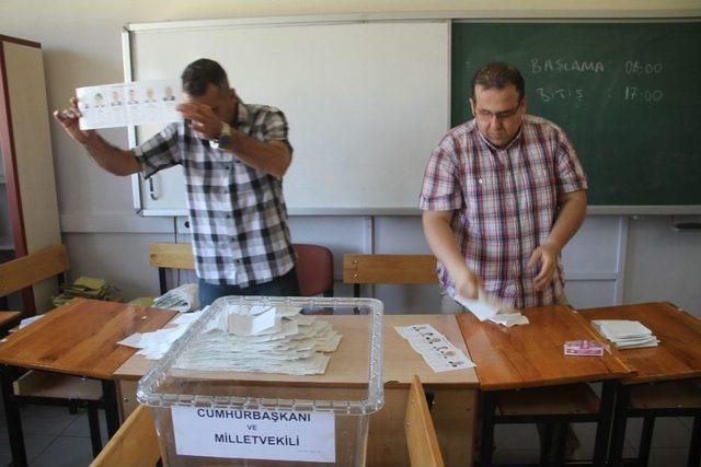 Elazığ’da Sandıklar Açılmaya Başlandı