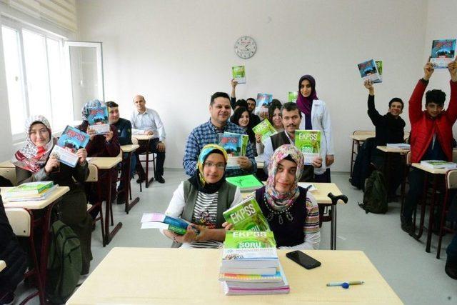 İpekyolu Belediyesinden Kursiyerlere Kitap Desteği