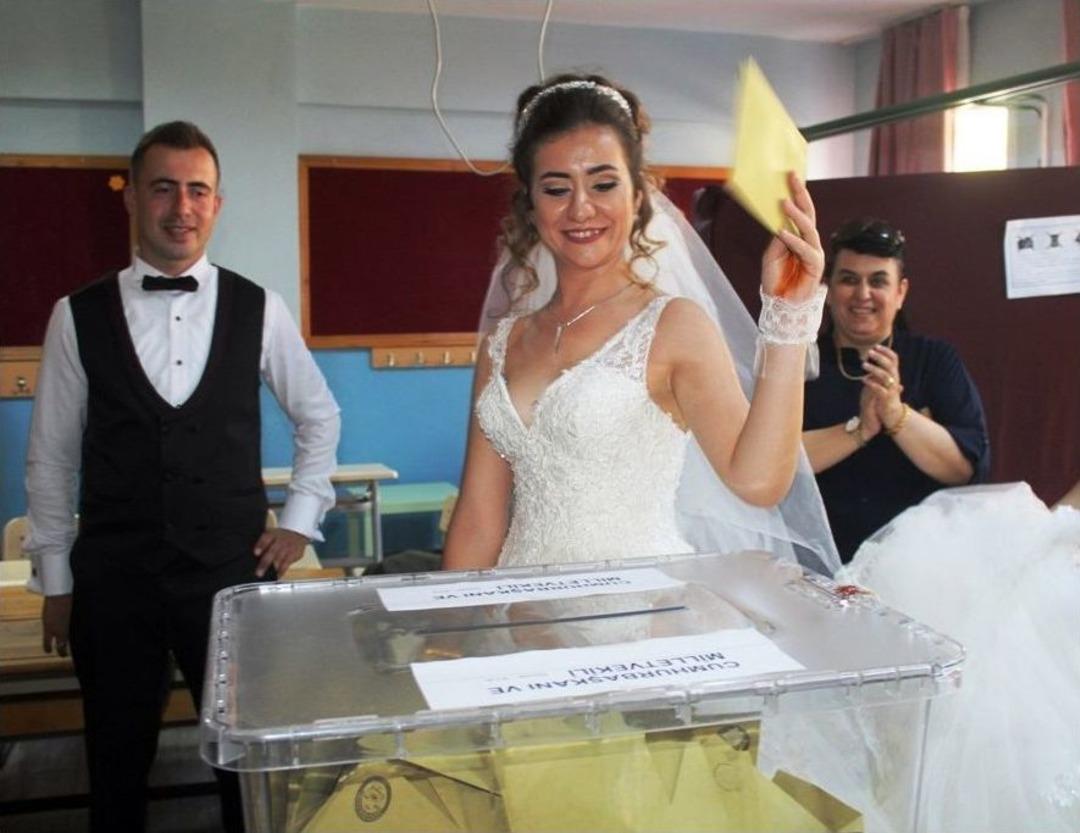Ayvalık&rsquo;ta Gelin Ve Damat D&uuml;ğ&uuml;nden &Ouml;nce Oy Kullandı