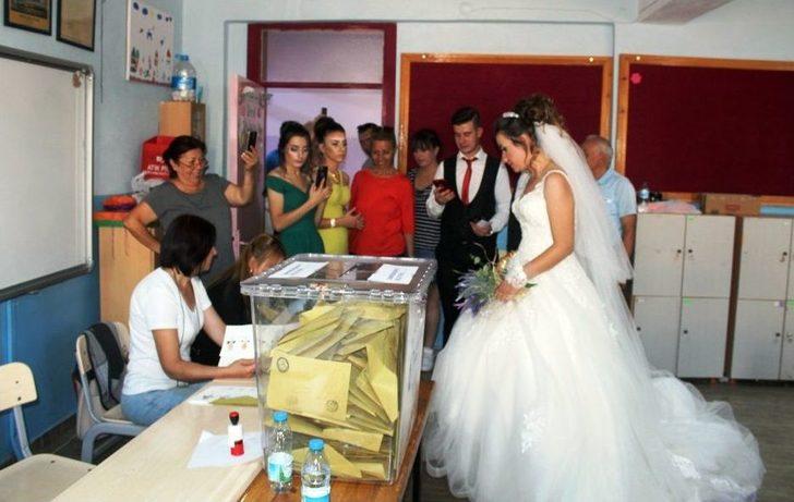 Ayvalık’ta Gelin Ve Damat Düğünden Önce Oy Kullandı G2