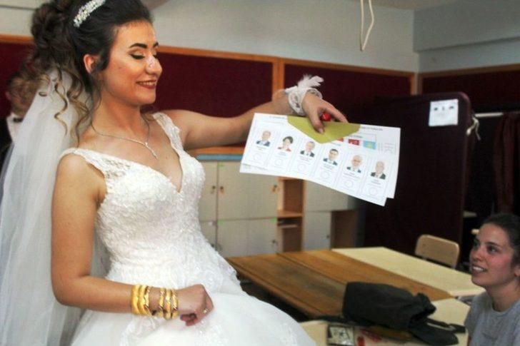 Ayvalık’ta Gelin Ve Damat Düğünden Önce Oy Kullandı G3