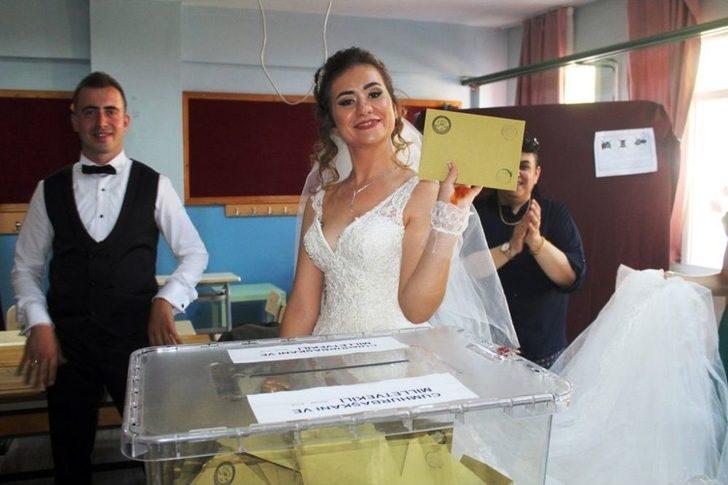 Ayvalık’ta Gelin Ve Damat Düğünden Önce Oy Kullandı G4