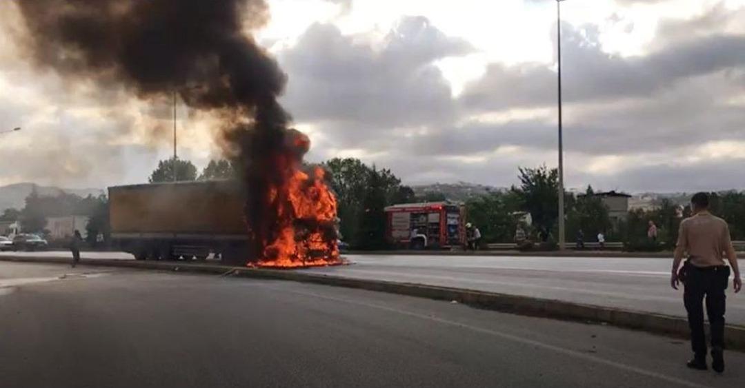 Samsun&rsquo;da Temizlik Maddesi Y&uuml;kl&uuml; Tır Alev Alev Yandı