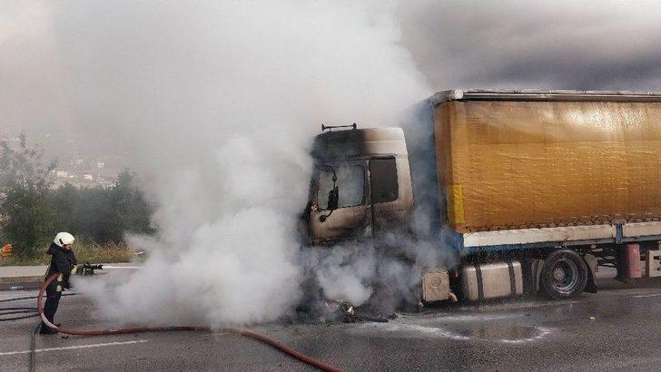 Samsun’da Temizlik Maddesi Yüklü Tır Alev Alev Yandı G5