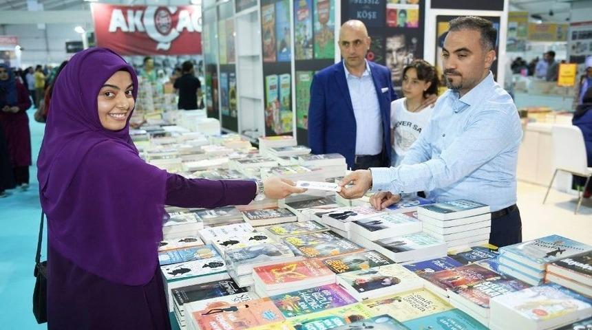 Yeşilyurt Belediyesi&rsquo;nden 7 Bin 500 &Ouml;ğrenciye Kitap Fuarı Hediye &Ccedil;eki