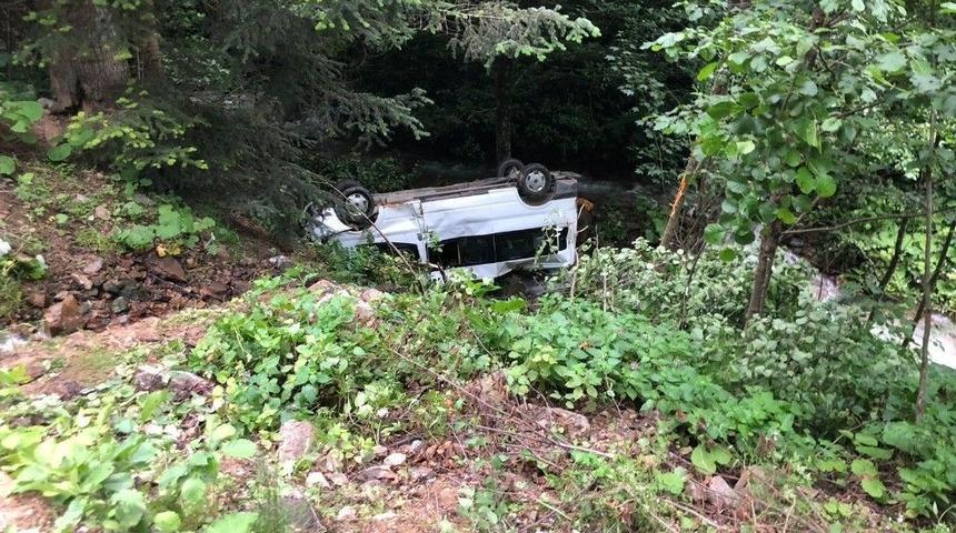 G&uuml;m&uuml;şhane&rsquo;de Minib&uuml;s Dereye Yuvarlandı: 15 Yaralı