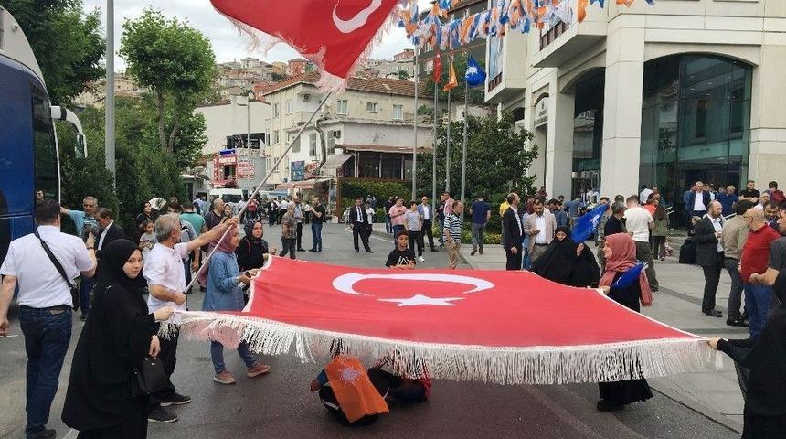 Vatandaşlar Ak Parti İstanbul İl Başkanlığı &Ouml;n&uuml;nde Toplanmaya Başladı