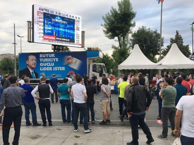 Vatandaşlar Ak Parti İstanbul İl Başkanlığı Önünde Toplanmaya Başladı