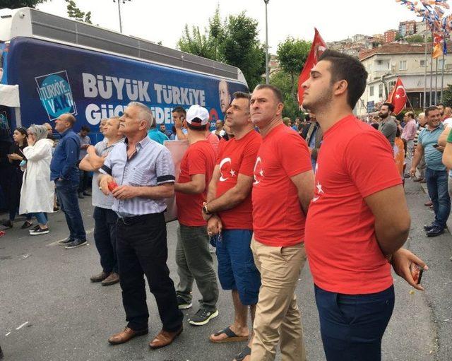 Vatandaşlar Ak Parti İstanbul İl Başkanlığı Önünde Toplanmaya Başladı