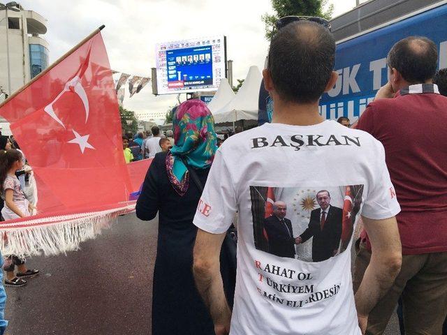 Vatandaşlar Ak Parti İstanbul İl Başkanlığı Önünde Toplanmaya Başladı