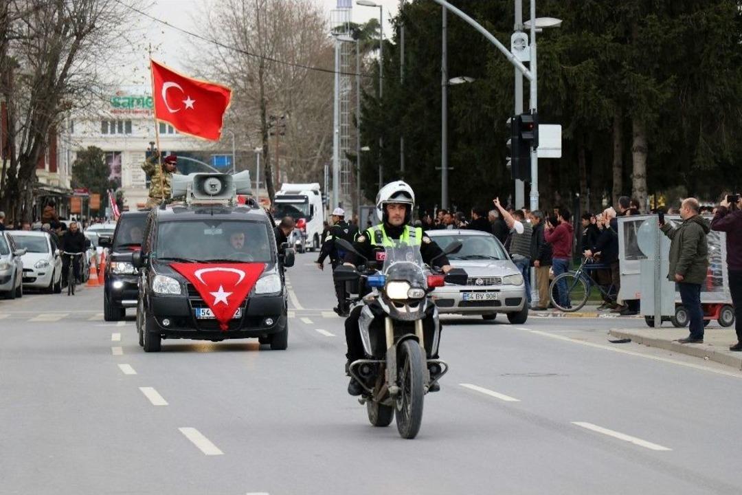 Konvoyu G&ouml;ren Vatandaş Cep Telefonuna Sarıldı