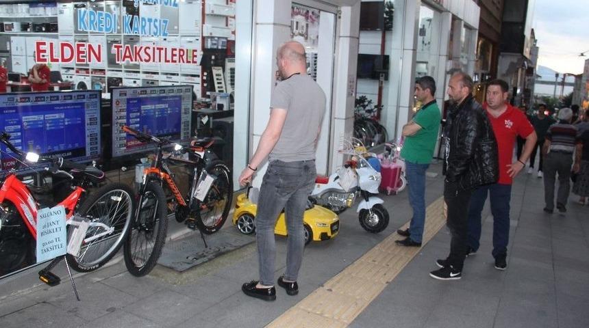 Vatandaşlar Se&ccedil;imi Vitrinlerden Takip Ediyor