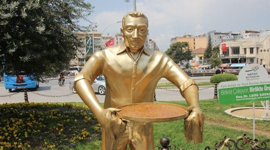 &rsquo;k&uuml;nefeci Adam&rsquo; Heykeli &Ccedil;alınan Tepsisine Kavuştu