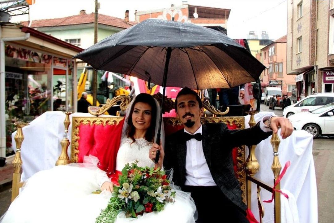 Gelin Ve Damat Kep&ccedil;eye Bindi, G&ouml;ren D&ouml;n&uuml;p Bir Daha Baktı