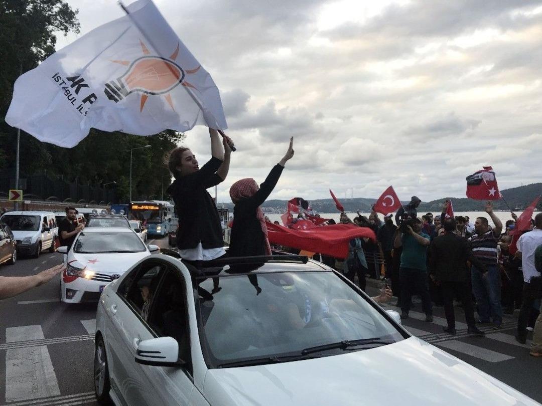 Ak Partililer İlk Se&ccedil;im Sonu&ccedil;larının Ardından Huber K&ouml;şk&uuml;&rsquo;ne Akın Etti