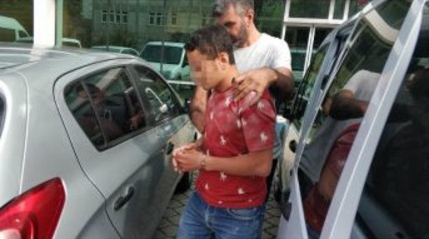 Trafikte Tartıştığı S&uuml;r&uuml;c&uuml;y&uuml; Bı&ccedil;aklayan Gen&ccedil; Tutuklandı