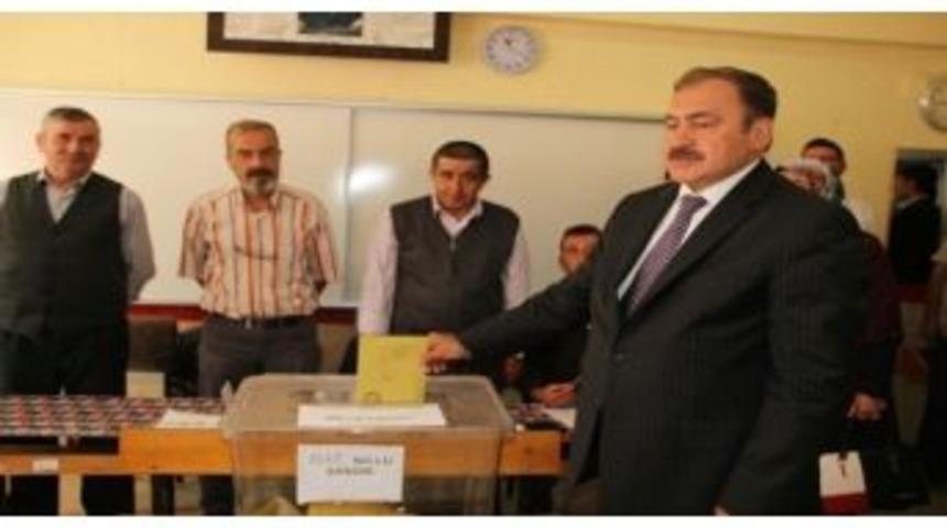 Bakan Eroğlu&rsquo;nun Sandığından Ak Parti Birinci &Ccedil;ıktı