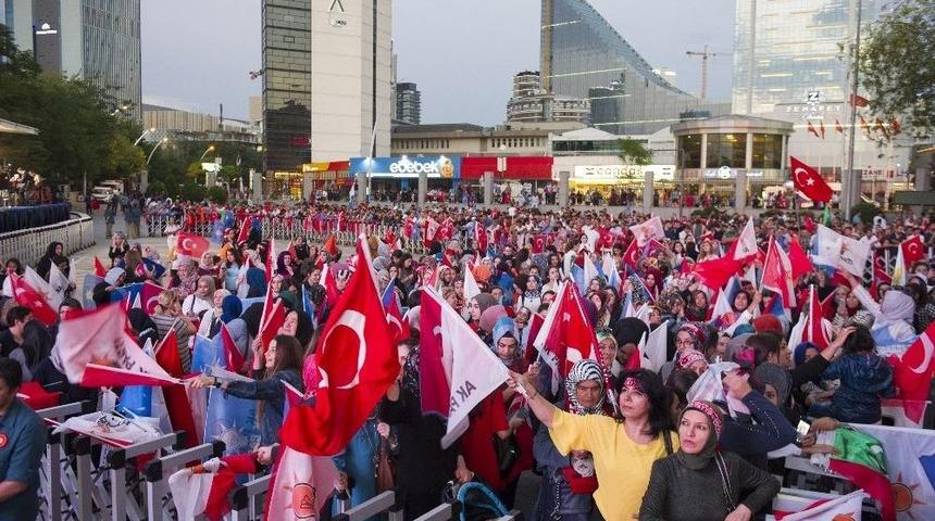 Ak Parti Genel Merkezi &Ouml;n&uuml;nde Partililer Kutlamalara Hazırlanıyor