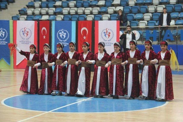 Hakkari’de Kulüpler Arası Halkoyunları Yarışması