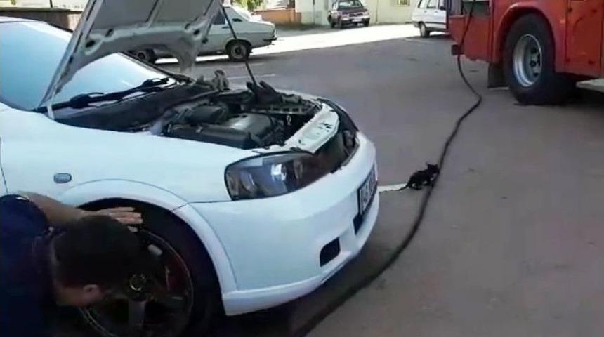 Otomobilin Motoruna Giren Kediyi İtfaiye Kurtardı