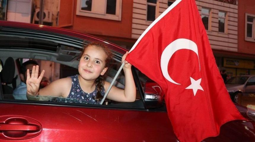 Nevşehir&rsquo;de Ak Parti İl Başkanlığı &Ouml;n&uuml;nde Kutlama Yapılıyor