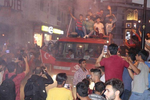 Nevşehir’de Ak Parti İl Başkanlığı Önünde Kutlama Yapılıyor