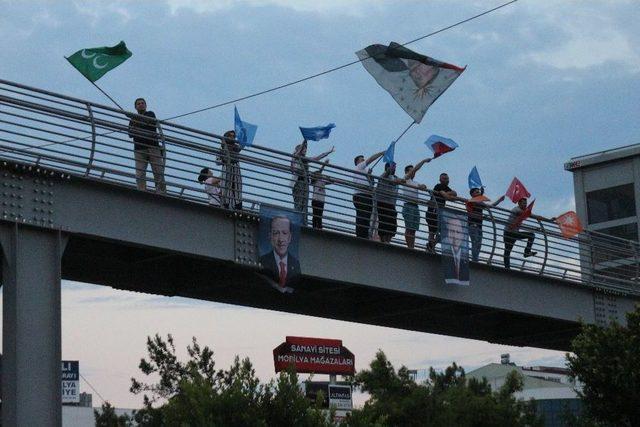 Antalya Ak Parti İl Binasında Kutlama