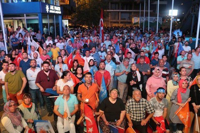 Antalya Ak Parti İl Binasında Kutlama