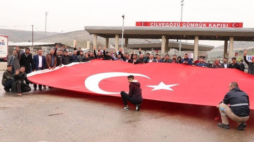 Mehmet&ccedil;iğe Sınırda Bayraklı Destek