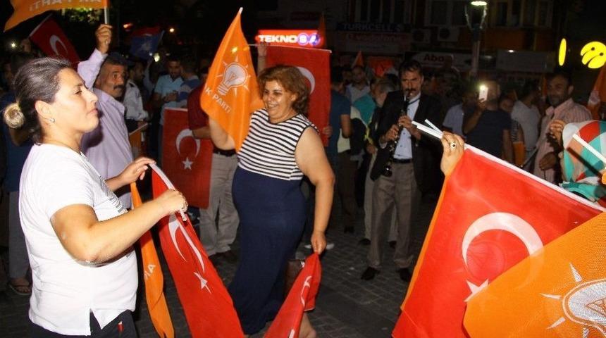 Ak Parti’nin Seçim Zaferini Göbek Atarak Kutladılar