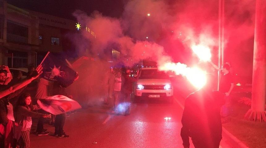 Ak Parti Sakarya İl Binası Önünde Kutlamalar Başladı