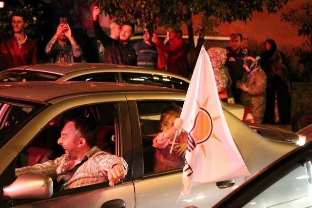 Ak Parti Sakarya İl Binası Önünde Kutlamalar Başladı