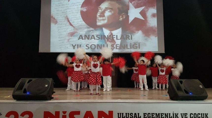 Ağrı İbrahim &Ccedil;e&ccedil;en İlkokulu Ana Sınıfı &Ouml;ğrencilerinden Yılsonu Şenliği